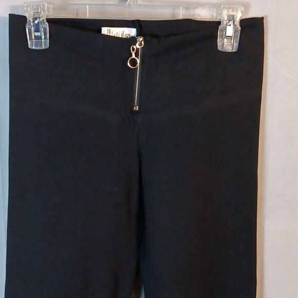 Tissini Front Zipper Black Leggings - Picture 2 of 6